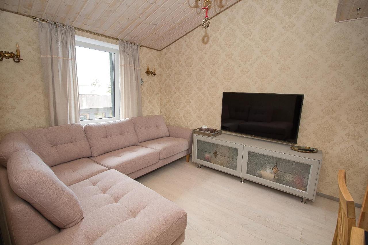 Apartment With Private Garden And Large Balcony Parnawa Zewnętrze zdjęcie